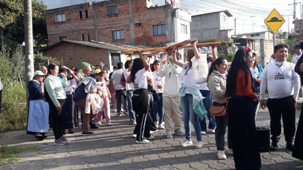La Cruz peregrina fortalece la fe y la comunión en la diócesis